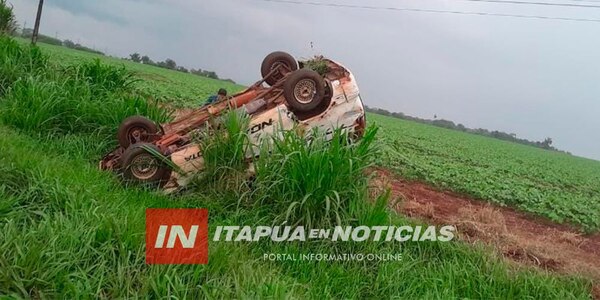 VEHÍCULO VOLCÓ SOBRE LA RUTA PY06 EN EL DISTRITO DE PIRAPÓ - Itapúa Noticias