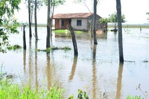 Unas 32 casas se inundaron en el asentamiento Martín Rolón de San Ignacio - Nacionales - ABC Color