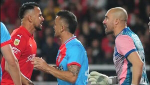 Versus / El fuerte y polémico cruce que tuvo Javier Báez con un rival en Argentina