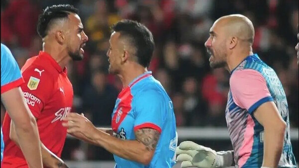Versus / El fuerte y polémico cruce que tuvo Javier Báez con un rival en Argentina
