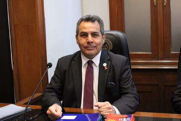 Kronawetter afirma que defenderá en todas las instancias su derecho a seguir en el CM hasta el 2026 - Megacadena - Diario Digital