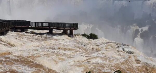 Cataratas del Iguazú: cierre preventivo por la impresionante crecida del agua - Viajes - ABC Color