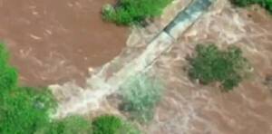 [VIDEO] Y nadó, nadó… parte de las pasarelas para ver las cataratas se fueron con el agua