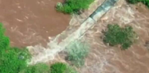 [VIDEO] Y nadó, nadó… parte de las pasarelas para ver las cataratas se fueron con el agua