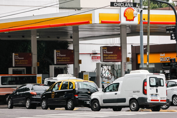 La falta de combustible en plena campaña electoral agita a Argentina - MarketData