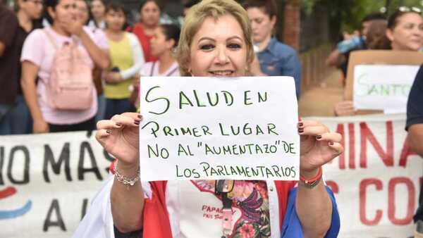 Médicos inician paro escalonado en rechazo al aumento salarial a legisladores