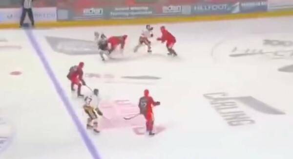 ¡Impactante! Jugador de hockey sobre hielo muere desangrado luego que un patín le corte el cuello