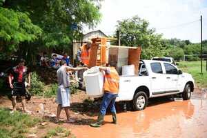 Brigadas de Itaipú evacuaron a unas 60 familias afectadas por las inundaciones