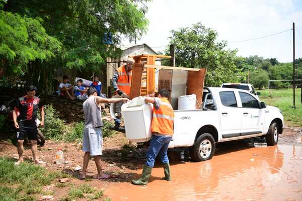 Brigadas de Itaipú evacuaron a unas 60 familias afectadas por las inundaciones