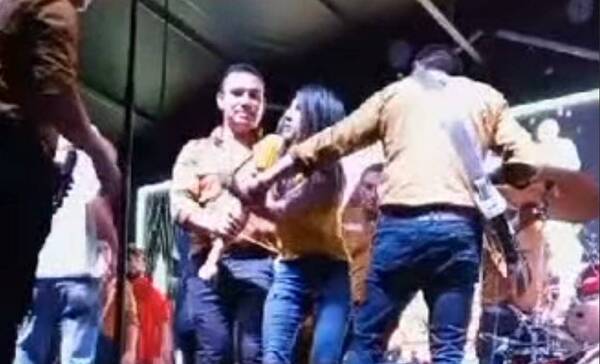 [VIDEO] Una chica saltó al escenario de una bandita a armar escándalo