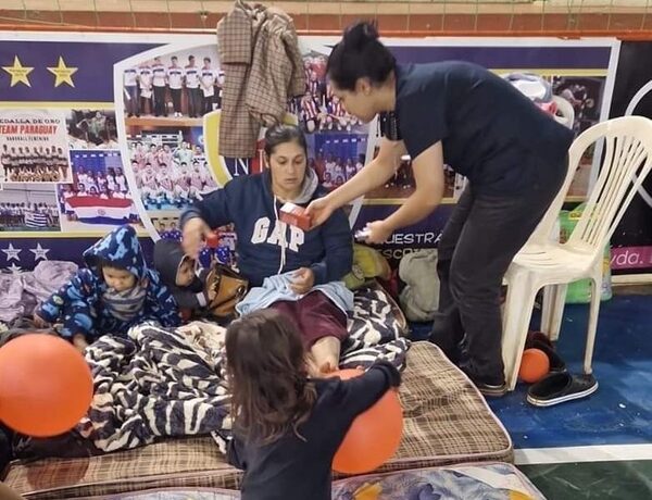 Personal de Salud asiste a familias damnificadas de Hernandarias