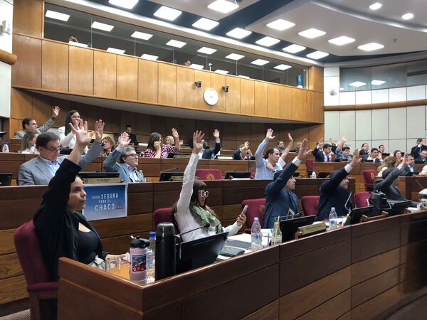 Comisión Bicameral rechaza pedido de aumento salarial planteado por el Ejecutivo - MarketData