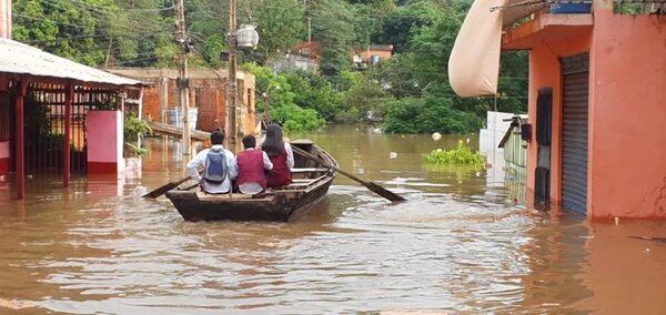 Crítica situación de inundación en varios barrios de Ciudad del Este - ABC en el Este - ABC Color