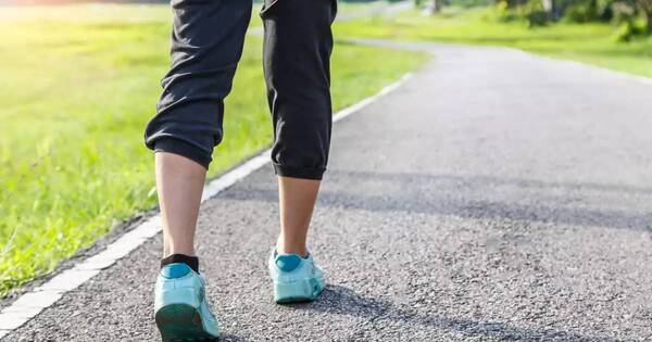 La Nación / ¿Qué le pasa al cuerpo cuando se camina media hora por día?