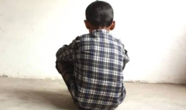 Garroteó a su hijo de 4 años por llevar del almacén una galletita sin pagar