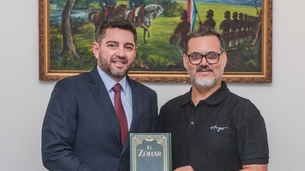 Palo Rubín le regaló un libro sobre el Kabbalah al vicepresidente Pedro Alliana