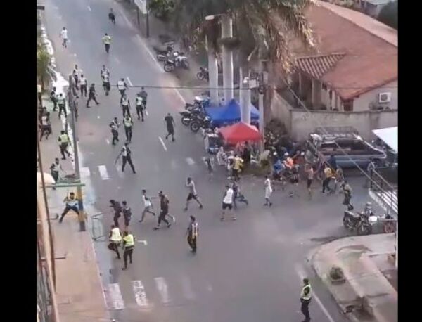 Diario HOY | Barras luqueños se enfrentan con la policía, destrozan y rapiñan vehículos
