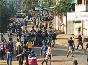 (VIDEO). Barras bravas de Luque armaron sarambi, reventando rodados y viviendas