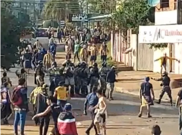 (VIDEO). Barras bravas de Luque armaron sarambi, reventando rodados y viviendas