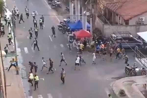 Barras luqueños atacan a policías, destrozan y rapiñan vehículos - Noticiero Paraguay
