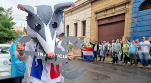 Desvinculados de Itaipú se movilizaron frente al Ministerio del Trabajo - Megacadena - Diario Digital