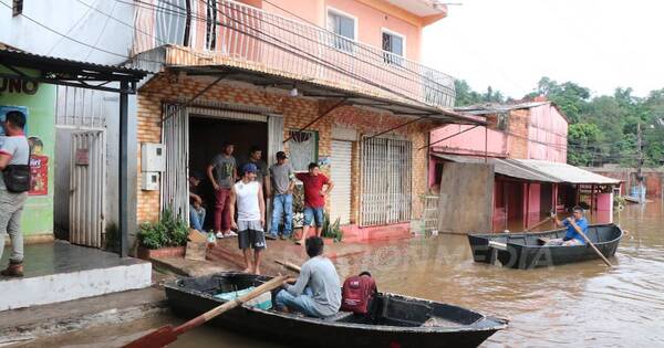 La Nación / En el Este ya son 70 las familias afectadas por crecida del Paraná