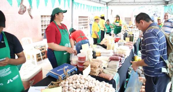 Culminó con éxito la feria productores frutihortícola realizada en la explanada del BNF