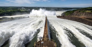 Debido al aumento del caudal del Paraná la Itaipu prevé apertura del vertedero