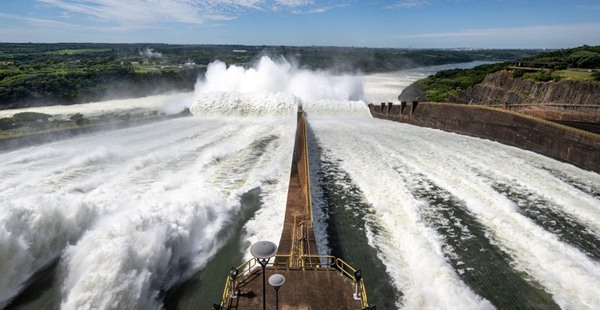 Debido al aumento del caudal del Paraná la Itaipu prevé apertura del vertedero