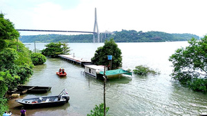 La crecida del río Paraná deja bajo agua el Puerto Tres Fronteras, en Pdte. Franco - La Clave