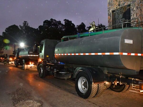 Salieron camiones con más de 360.000 litros de agua al Chaco, ante la mirada de Peña