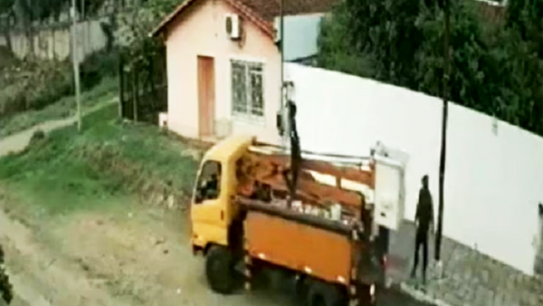 Falsos técnicos de la ANDE roban cableado y dejan sin luz a un barrio