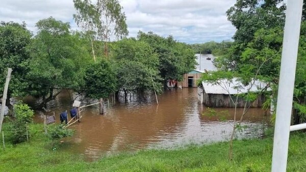 AYOLAS: AFECTADOS POR CRECIDA DEL RÍO PARANÁ SIGUEN ESPERANDO ASISTENCIA DE LA SEN