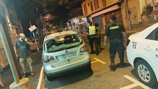 Detienen a joven tras destrozar parabrisas de una camioneta - Policiales - ABC Color