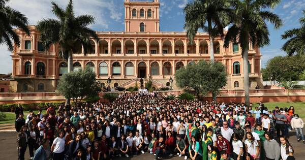 La Nación / Santiago Peña alentó a jóvenes a alzar la voz y amar a la patria
