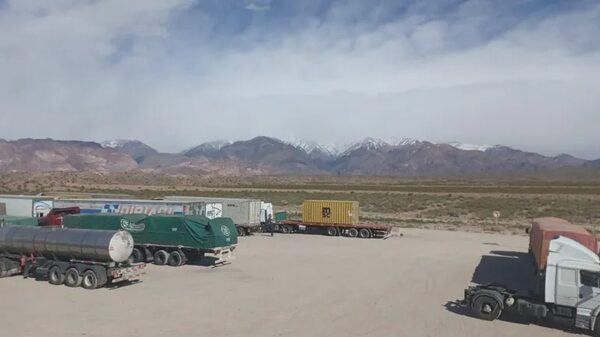 Camioneros paraguayos varados en Argentina, primero por escasez de combustible y ahora por nieve - Nacionales - ABC Color
