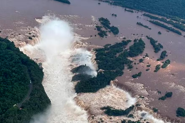 Cataratas del Yguazú alcanzan los 20 millones de litros por segundo - La Clave
