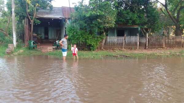UNAS 212 FAMILIAS DE CNEL. MARTÍNEZ SON EVACUADAS TRAS LA CRECIDA DEL RÍO QUE INUNDA SUS CASAS.