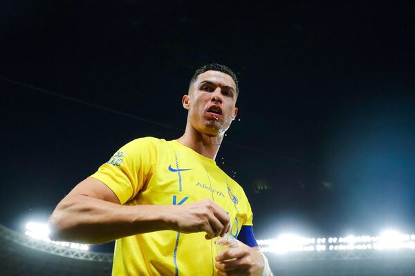 CR7 dio Me Gusta y comentó un vídeo que critica el Balón de Oro a Messi | 1000 Noticias