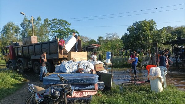 Ya evacuaron a 250 familias en Ayolas por inundación - Megacadena - Diario Digital