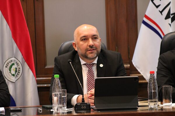 Arévalo a favor de exámen para obtener matrícula de abogado