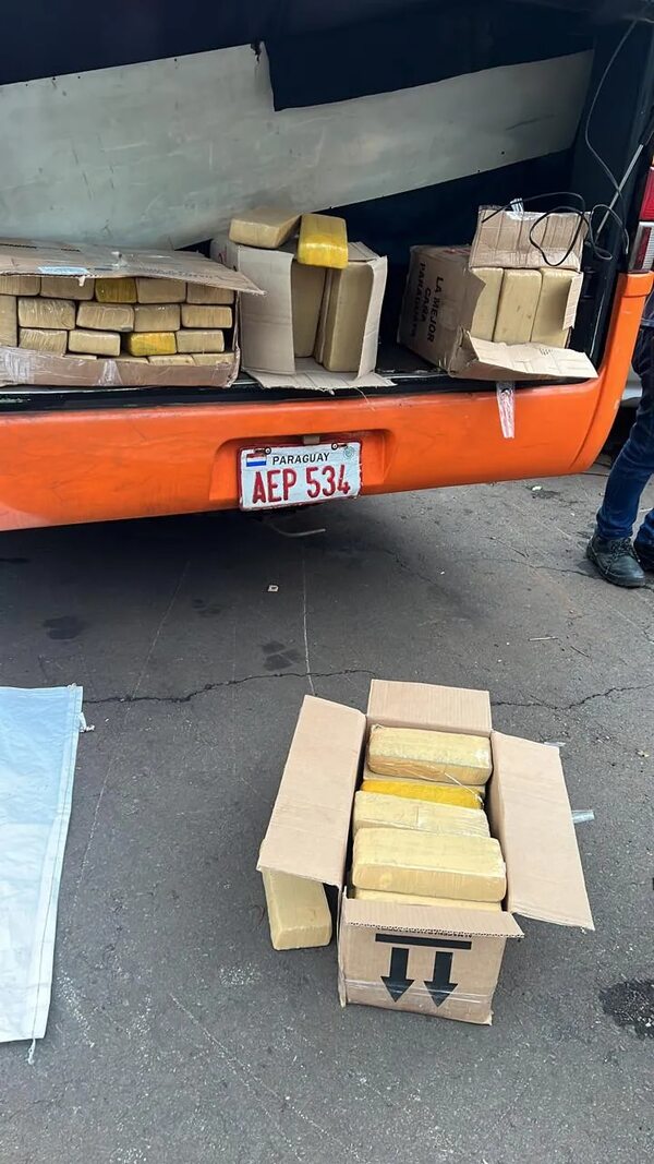 Detienen a conductor de transporte escolar con bolsas con cabello humano y marihuana - ABC en el Este - ABC Color