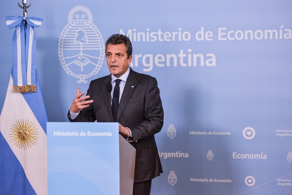 Sergio Massa acusa a petroleras en Argentina de haber retenido crudo para exportarlo - Revista PLUS