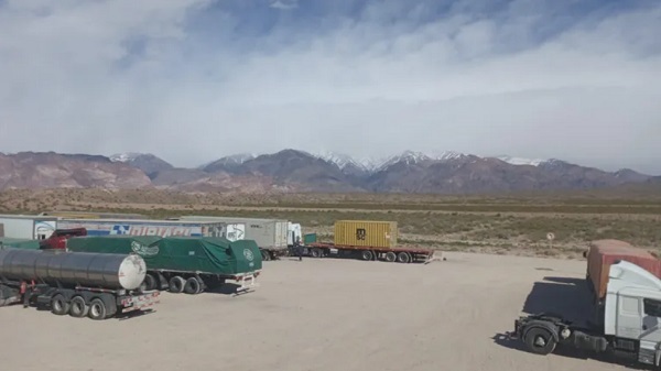 Camioneros paraguayos atrapados en Argentina por falta de combustible y nieve