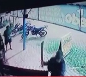 Brutal ataque a machetazos en Luque - Paraguay.com