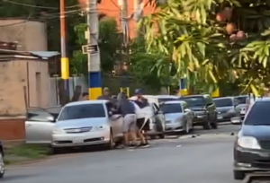 Barras en Luque destrozaron tres vehículos de policías - Megacadena - Diario Digital