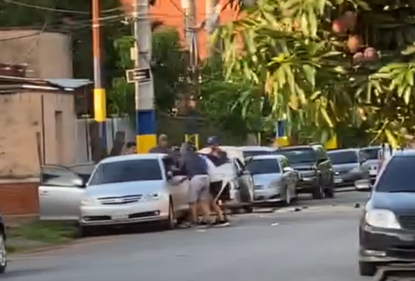 Barras en Luque destrozaron tres vehículos de policías - Megacadena - Diario Digital