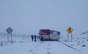 Escasez de combustible y nieve mantienen a camioneros paraguayos varados en Argentina - ADN Digital