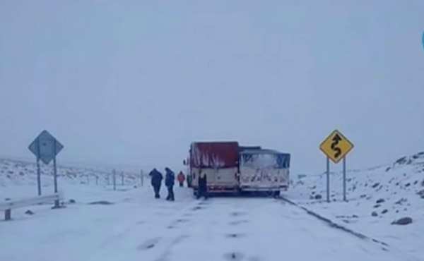 Escasez de combustible y nieve mantienen a camioneros paraguayos varados en Argentina - ADN Digital