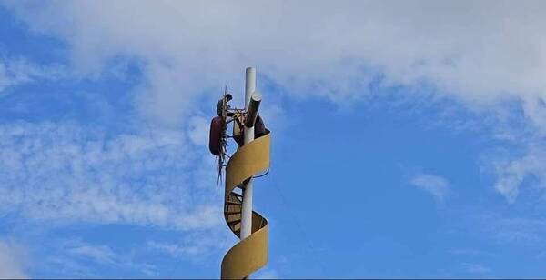Subió a monumento en Encarnación para “estar más cerca de Dios” y lo bajó la policía